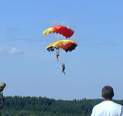 Fallschirmspringen auf dem Flugplatz Großrückerswalde